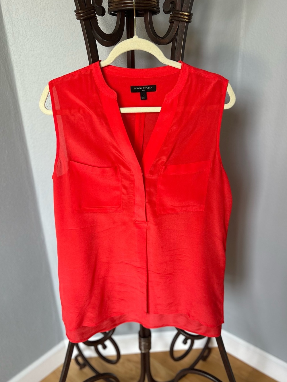Banana Republic Bright Red Sleeveless V-Neck Silk Blouse❤️🦋 🇺🇸 🌺🩵